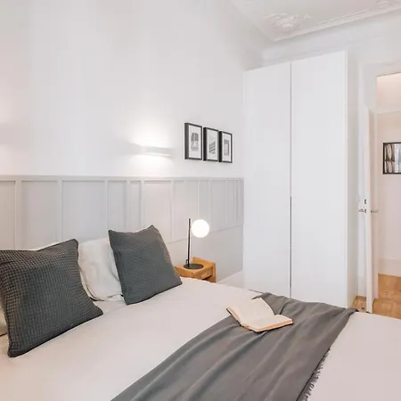 Ferreira - 2 Bedrooms In Campo De Ourique Apartmán *